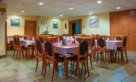 El restaurante de Hotel Eben de tres estrellas en Budapest - especialidades hungaros z internacionales