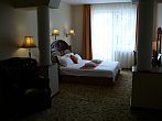 Hotel Bellevue Esztergom 3* elegancka sypialnia z łóżkiem podwójnym