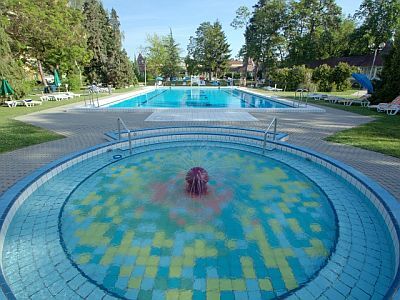 Odkryte baseny Hunguest Hotel Helios idealne na weekend wellness w Heviz, w pakiecie HB