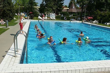 La piscine de natation dans l'hôtel Helios à Héviz - optez pour la qualité à moindre prix!
