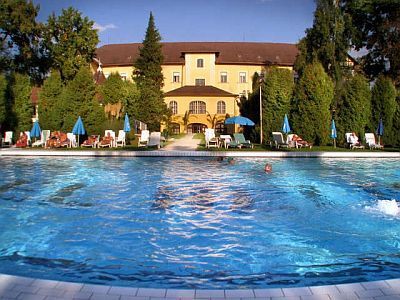 La piscine de l'Hotel Helios Heviz *** - profitez d'un voyage spa et une fin de semaine de bien-être en Hongrie