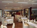 Duna Event Wellness Hotel Ráckeve-ラ－ツケヴェにあるケ－クドゥナホテルにあるロマンチックでエレガントなレストラン