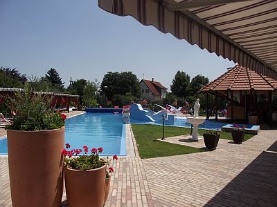 Terrazza con vista sulla piscina all'Hotel Duna Event a Rackeve