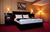 Elengante, romantische hotelkamer in het viersterren Hotel Obester in Debrecen, Hongarije