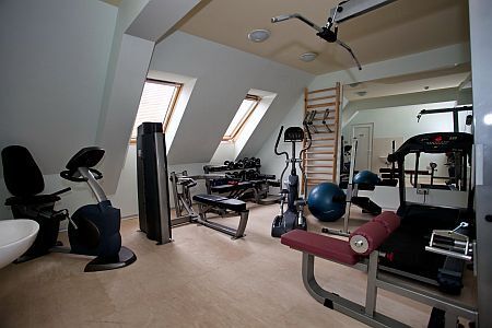 Sala fitness all'Hotel Obester a Debrecen - hotel che evoca l'atmosfera dell'epoca degli ussari
