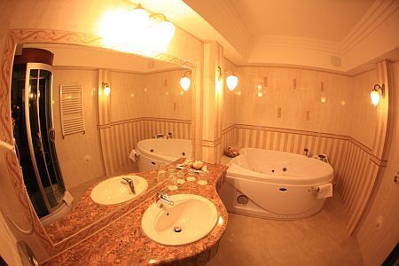 Bagno privato con vasca all'Hotel Obester a Debrecen