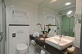 Hotel Bonvital**** est une belle salle de bain à Heviz