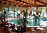 В отеле Corvus Aqua 4* есть бассейн и джакузи для уик-энда