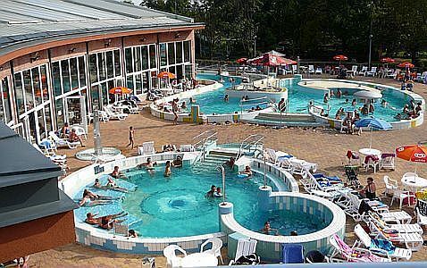 Hotel Corvus Aqua piscine esterne nel bagno termale di Gyoparosfurdo