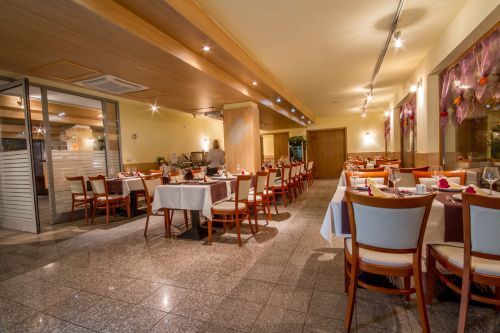 Restaurante elegante del Hotel Corvus en Oroshaza