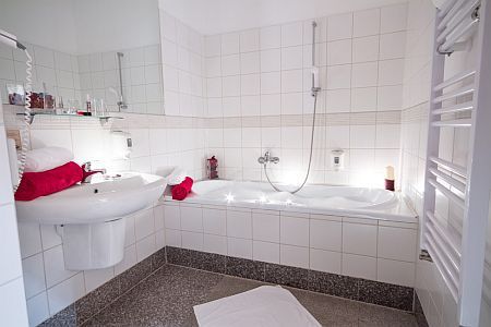 4* Corvus Aqua Hotel baño espacioso y agradable en Oroshaza
