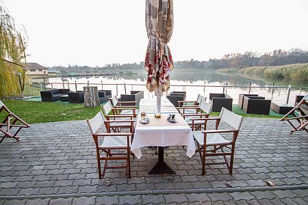 Hotel Corvus Aqua's café with panoramic views of Gyoparos Lake