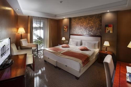 4* Colosseum Hotel Mórahalom - モ-ラハロムにあるコロッセウムホテルの綺麗でロマンチックな客室