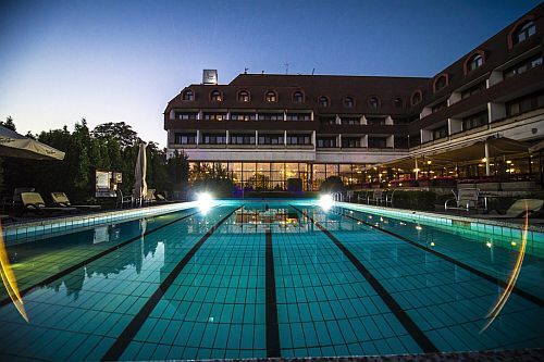 Hotel Sopron**** külső úszómedencéje hétvégére