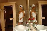 Hotel Korona Eger - cuarto de baño con bañera de hidromasaje y sauna para un fin de semana romántica
