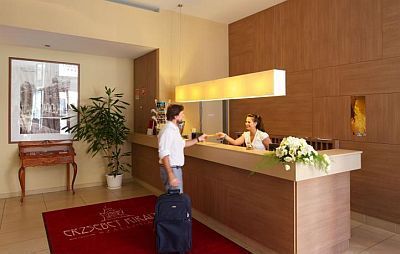 Hotel Erzsébet Királyné　-　グドゥル－のホテルエルジ－ベットキラ－イネ－ではハ－フボ－ド付の宿泊パックをご用意しています