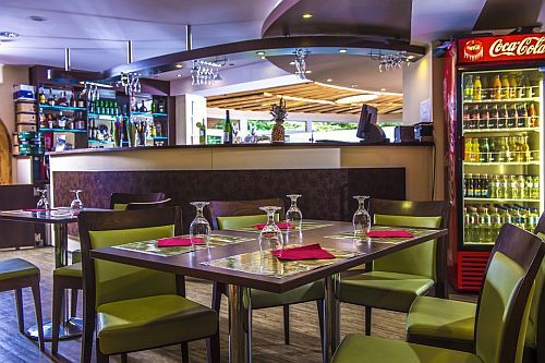 Patak Park Hotel Restaurant in eine schöne Umgebung in Visegrad mit ungrarische Speisespecialitäten