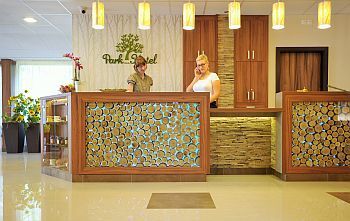 Park Hotel Gyula - ジュラにあるパ-クホテルではハ-フボ-ド付の宿泊パックを用意しております。オンライン予約も可能です。