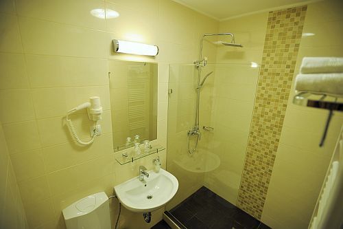 Salle de bain de Park Hotel Gyula bien rénovée