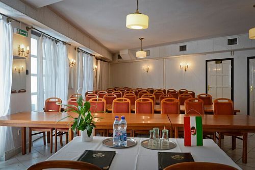 Salle de conférence avec des équipements de haute qualité dans l'Hôtel Budai
