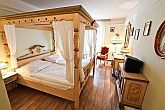 Pokój z łożem z baldachimem w Hotelu Sissi w Budapeszcie
