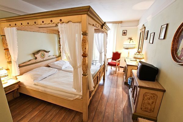 Pokój z łożem z baldachimem w Hotelu Sissi w Budapeszcie