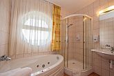Elegante, mooie badkamer van Hotel Vital in Zalakaros, dichtbij het badplaats