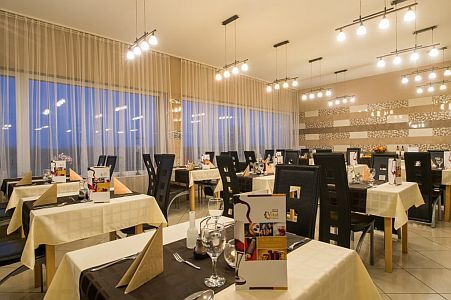 Hotel Vital Zalakaros  レストランではビュッフェ式朝食とディナータイムに営業しています