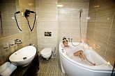 4* Grand Hotel Glorius in Mako met een mooie badkamer