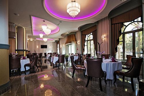Het restaurant van Grand Hotel Glorius in Makó in exclusief omgeving