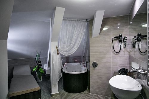 Honeymoon Suite with jacuzzi in Grand Hotel Glorius in Makó