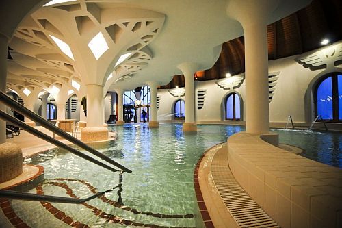 Отель Grand Hotel Glorius  имеет вход в термальную купальню