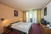 ファミリアホテルバラトンは、特別はバラトン湖のパノラマビュー付きの広々とした客室を提供しています