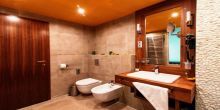 Elegancka łazienka w Castellum Hotelu Hollókő w Hollókő