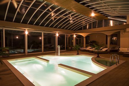 Vinum Wellness Hotel a Kiskoros con piscina interna e saune