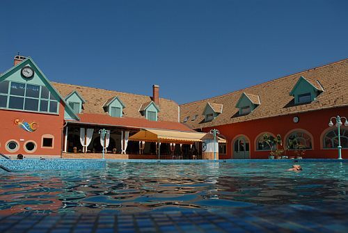 Termál Hotel Liget*** - piscină exterioară în Erd - cazare cu departamente termale în apropierea Budapestei