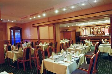Элегантный ресторан отеля Hotel Aquarius ожидает гостей с разными специальными блюдами