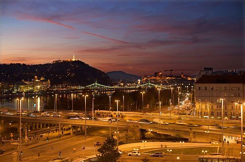Ibis Styles Budapest City - панорама из отеля на гору Геллерт, на Дунай и на мост Петёфи