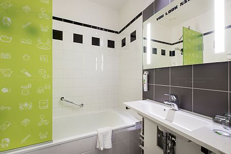 Ibis Styles Budapest Center - ванная комната отеля с приготовленными принажлежностями