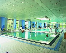 Simbassäng i wellnessavdelningen - Danubius Health Spa Resort Helia 