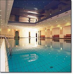 Danubius Health Spa Resort Margitsziget - binnenbad met thermaalwater in het 4-sterren wellnesshotel met eigen heilcentrum