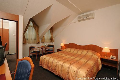 Hotel Flora 3* met voordelige arrangementen voor halfpension in Eger