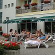 Wellnessweekend in Debrecen tegen voordelige prijzen - mooie terras van het Hotel Nagyerdo