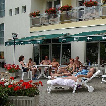 Wellnessweekend in Debrecen tegen voordelige prijzen - mooie terras van het Hotel Nagyerdo