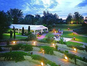 Hotel Forrás kertje Szegeden - Hotel Forrás