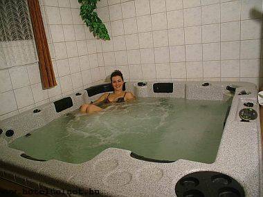 Jacuzzi in Pensiunea Hajnal Mezokovesd, cazare cu tratamente