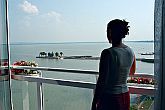 Panorama van het Balatonmeer vanaf het terras van het Helikon Hotel