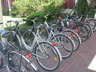 Dans l'Hôtel  Helikon sur le lac Balaton il y a la possibilité de louer des bicyclettes