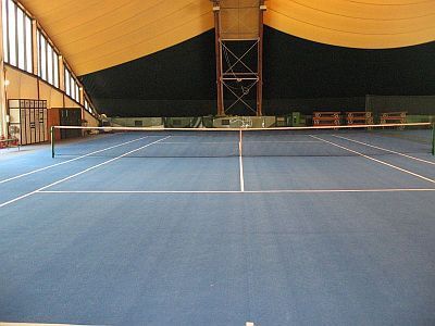 La pista de tenis interior en el Hotel Helikon en Keszthely
