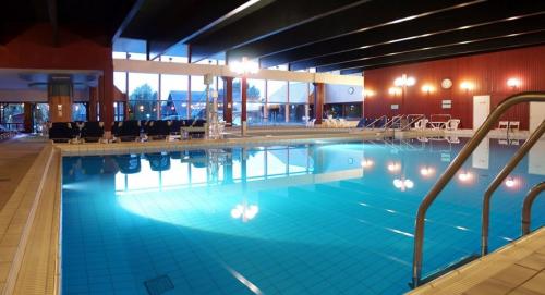 Danubius Health Spa Resort Buk - вечерняя панорама о внешнем бассейне - приятный отдых по выгодным ценам в Вергрии